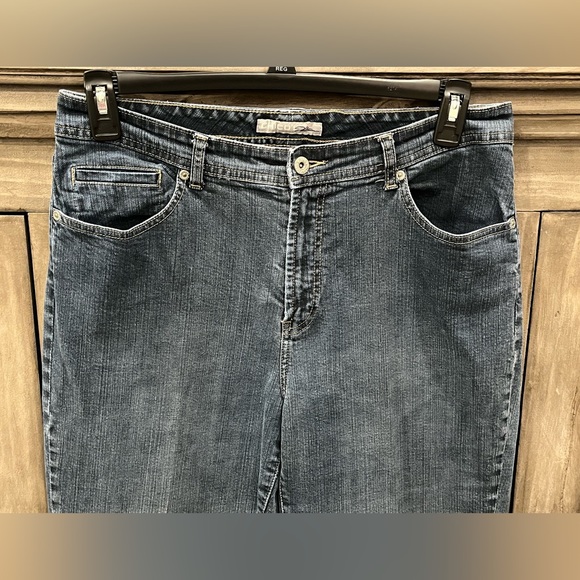 EUC Women’s CHICOS PLATINUM Medium Wash Blue Jeans (12) - Picture 2 of 5